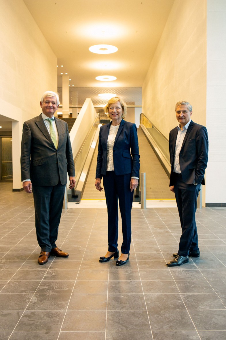 Michael May (l.), Senatorin Dr. Dorothee Stapelfeldt und Dr. Thomas Krebs im neuen EKZ in Mümmelmannsberg