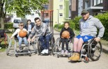 Alireza Ahmadi, Coach der BG Baskets und Spieler Kai Möller mit Kindern | Foto: Cécile Ash