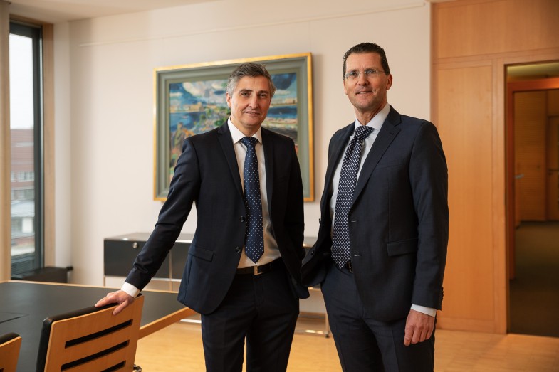 Der Vorstand der SAGA Unternehmensgruppe, Dr. Thomas Krebs (Sprecher, links) und Wilfried Wendel (rechts), stehen nebeneinander. 